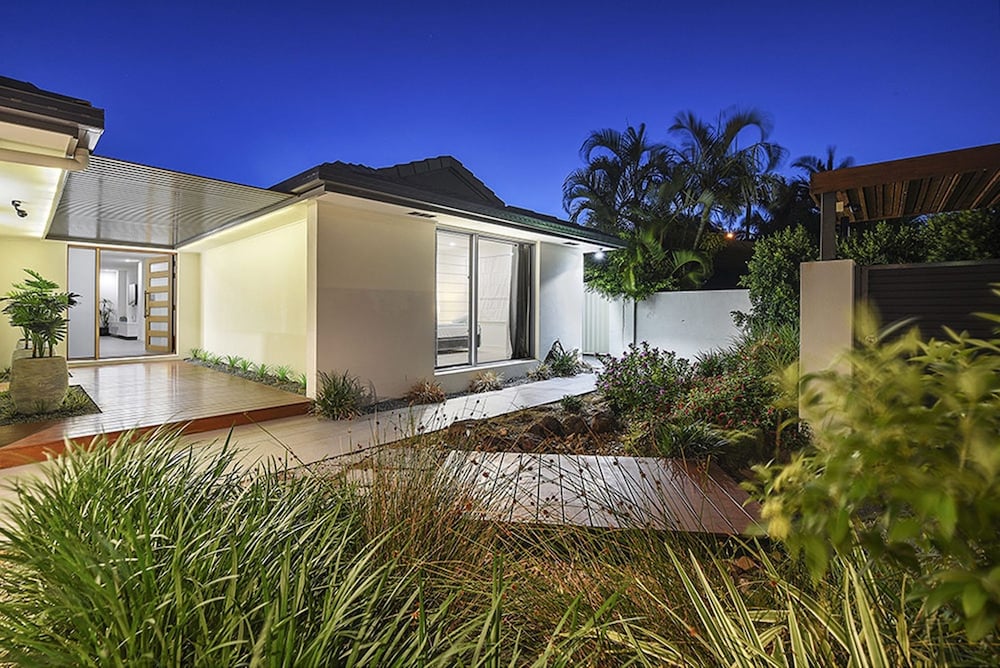 就在天堂水濱 5 房豪華屋飯店 - 位於布羅德海灘中央地帶,JUST IN PARADISE WATERFRONT 5 BEDROOM DELUXE HOUSE CENTRAL BROADBEACH LOCATION