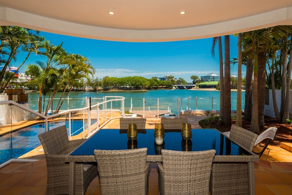 切芙隆瀑布水濱 5 房豪華屋飯店 - 位於衝浪者天堂中央地帶,EDGEWATER ON CHEVRON WATERFRONT 5 BEDROOM DELUXE HOUSE CENTRAL SURFERS PARADISE LOCATION