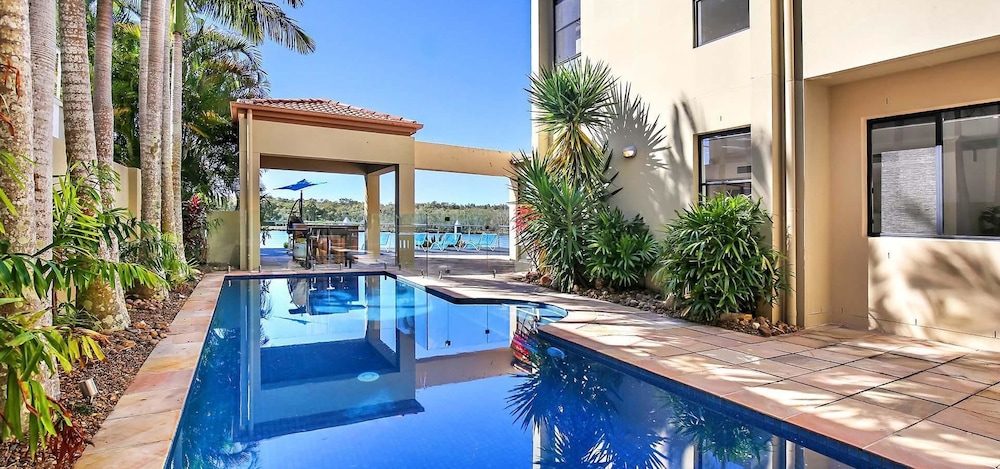 庇護灣河濱大飯店,RIVIERA GRAND AT SANCTUARY COVE