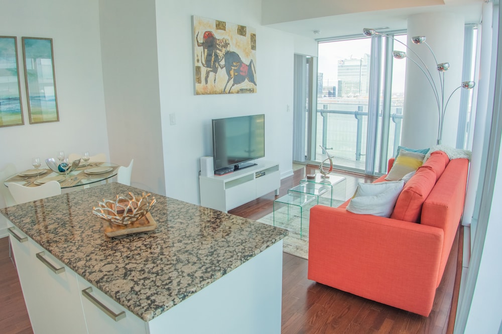 AOC 套房高樓共管公寓 - 加拿大國家電視塔及湖景,AOC SUITES HIGH RISE CONDO CN TOWER LAKE VIEW