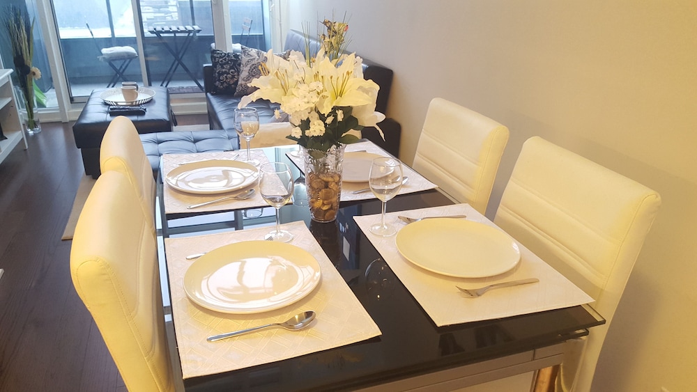 多倫多市中心兩層閣樓奢華套房飯店,LAVISH SUITES TWO STORY LOFT DOWNTOWN TORONTO