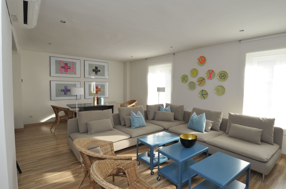 莫拉套房飯店,MOLA SUITES