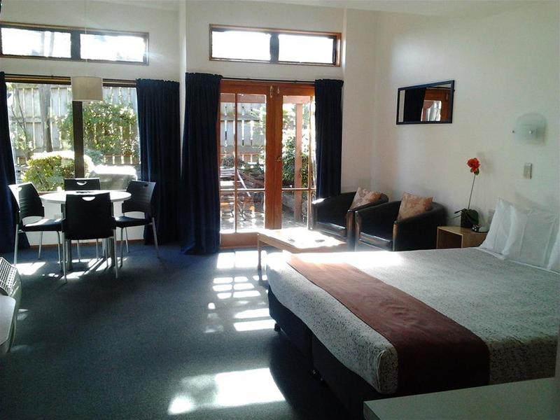 瀑布湖濱汽車旅館,CASCADES LAKEFRONT MOTEL