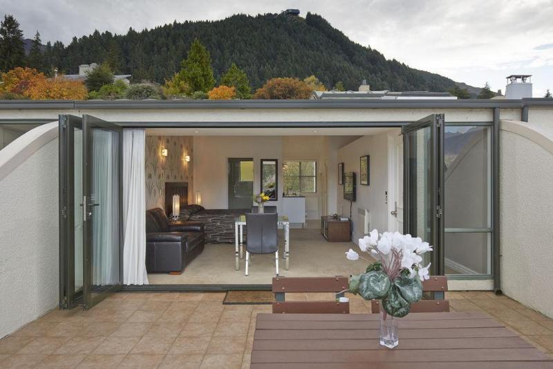 海濱飯店,THE WATERFRONT