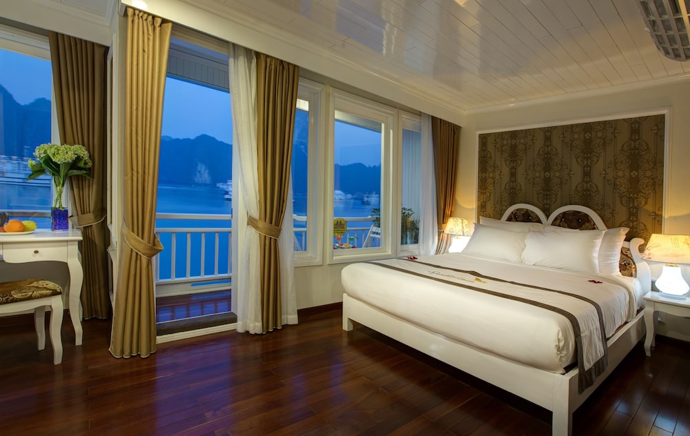 皇家簽名下龍灣船屋,SIGNATURE ROYAL HALONG CRUISE
