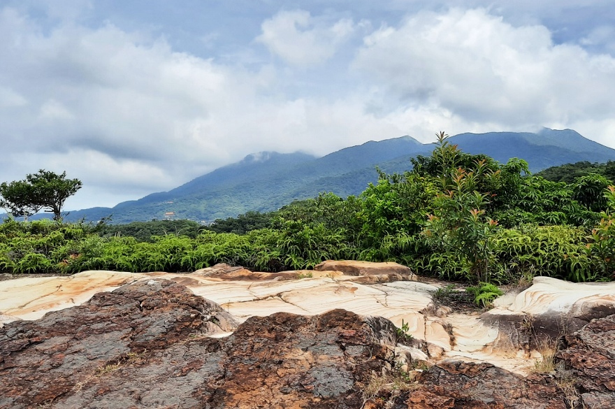 軍艦岩親山步道