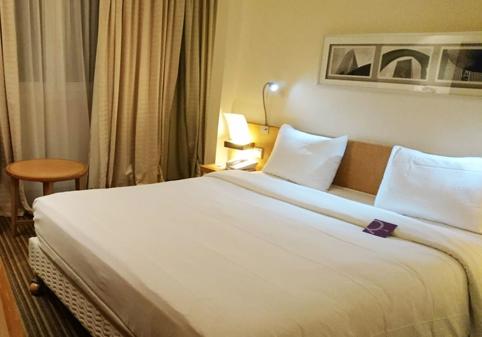 法國飯店, hilton團,LA DE FESNSE