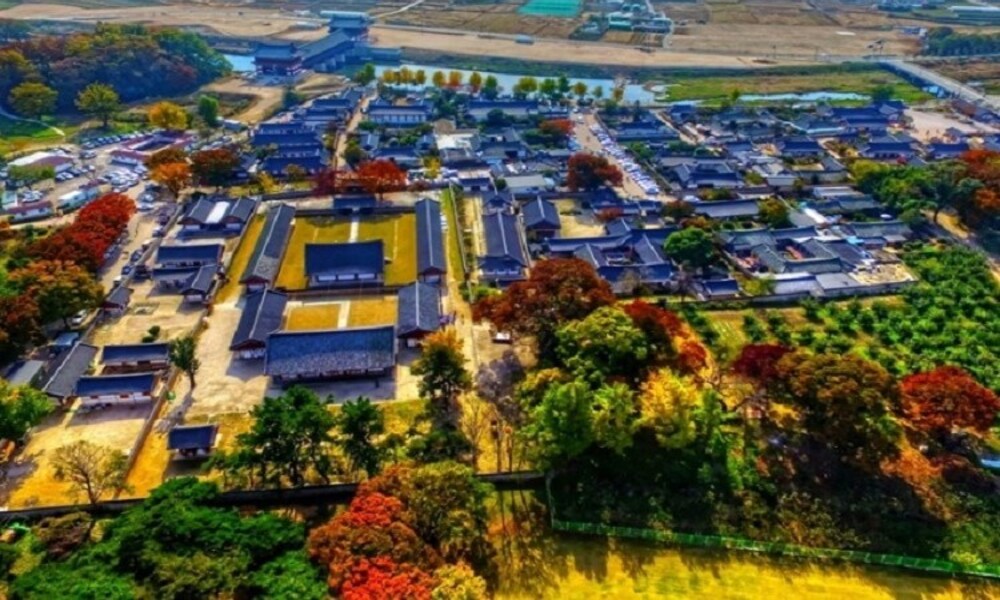韓服遊校村