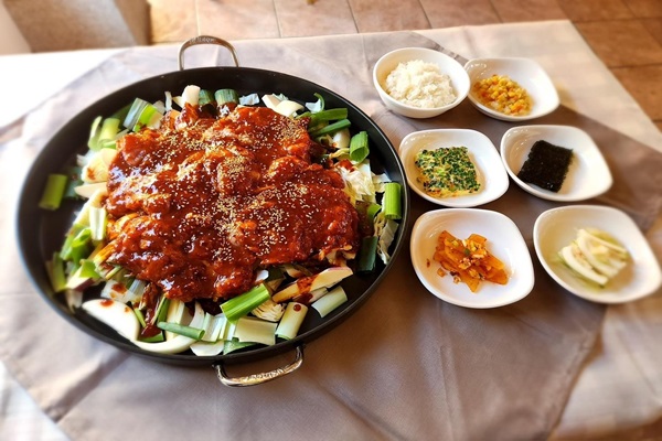 春川辣炒雞+炒年糕+金玉炒飯,小法國村內用