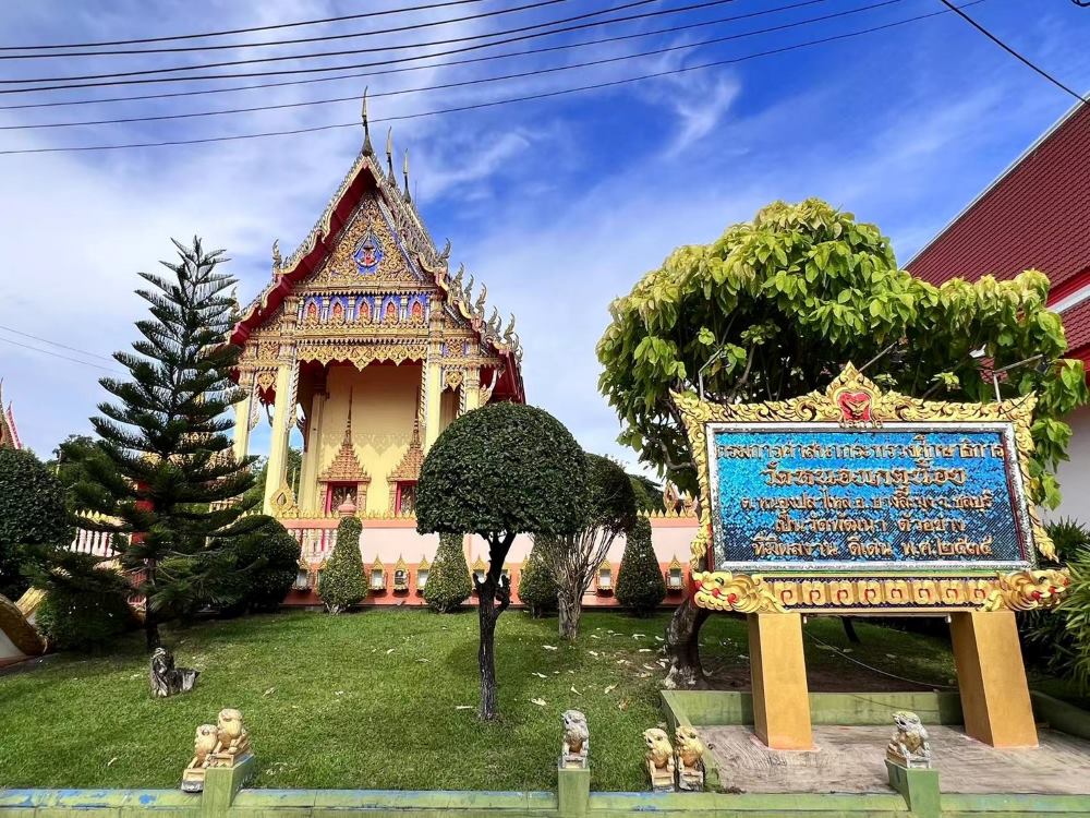 隆凱萊寺貼金箔祈福