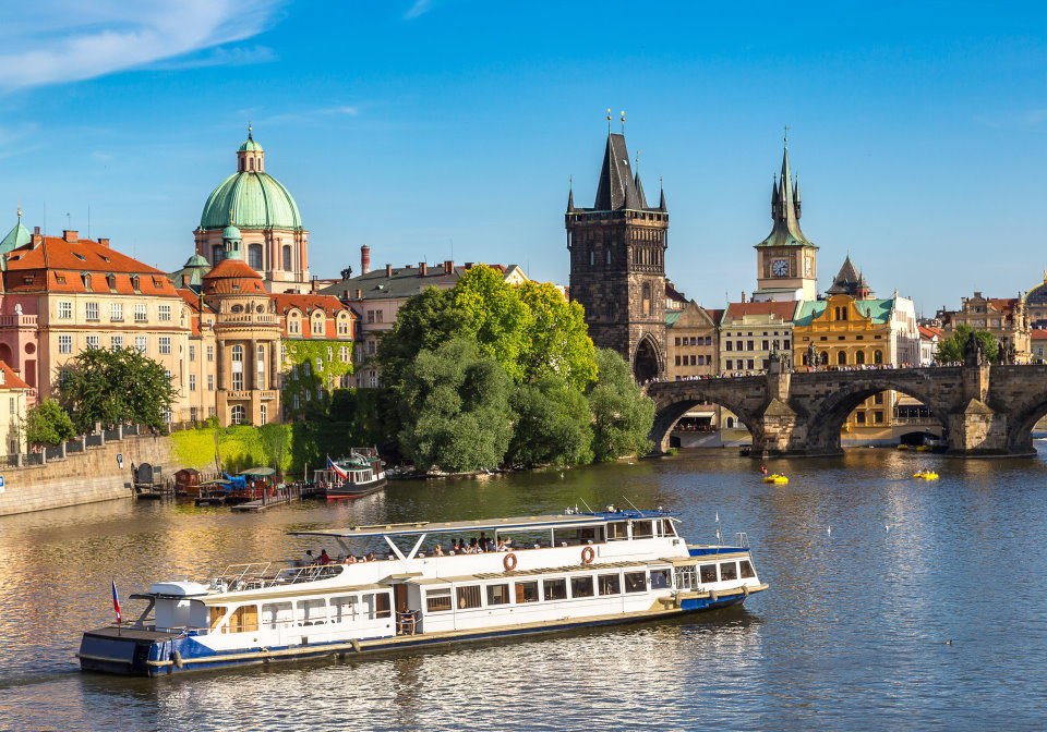 捷克旅遊, 特色餐食, 伏爾他瓦河遊船百匯, 自助餐