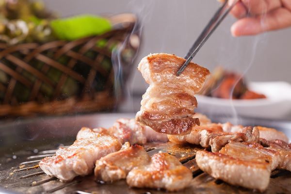 韓式烤肉吃到飽,荒謬的生肉