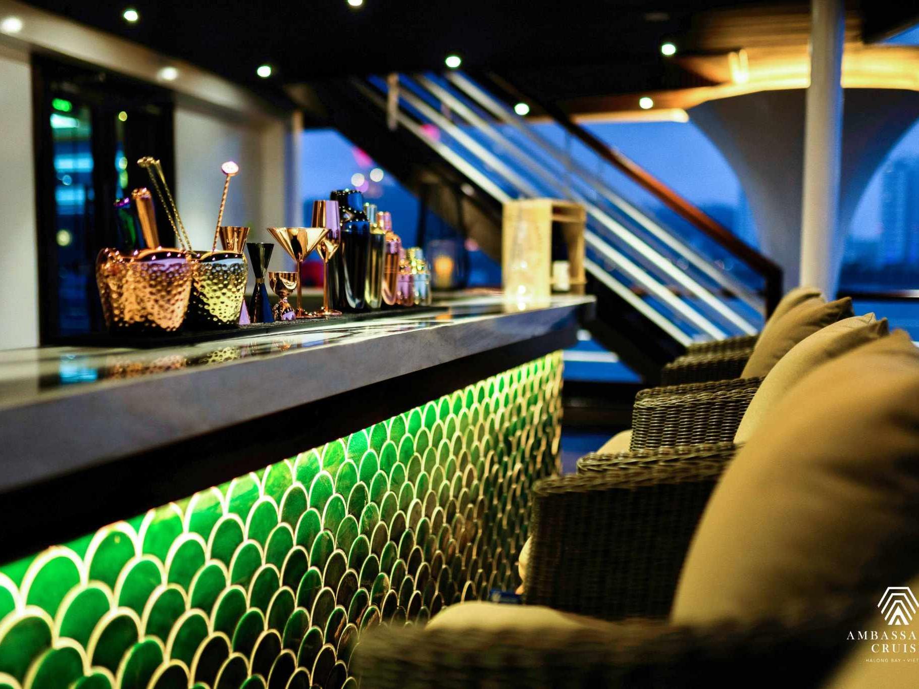 越南旅遊｜國賓號日遊船.雙龍灣.電瓶車遊法國懷舊區.道地越式料理.五星飯店.無購物五日(高雄)早去晚回(26SV418VN3-K)-