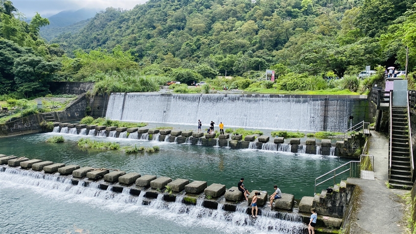 【宜蘭】五峰旗瀑布森呼吸．南方澳買海貨．浪漫情人灘1日